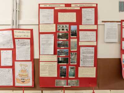 Leggendo le didascalie apprendiamo che nel 1943 l�edificio fu requisito dalle forze anglo-americane come alloggio per 250 manovali del porto. La scuola torn� attiva soltanto nel gennaio del 1946, a conflitto concluso
